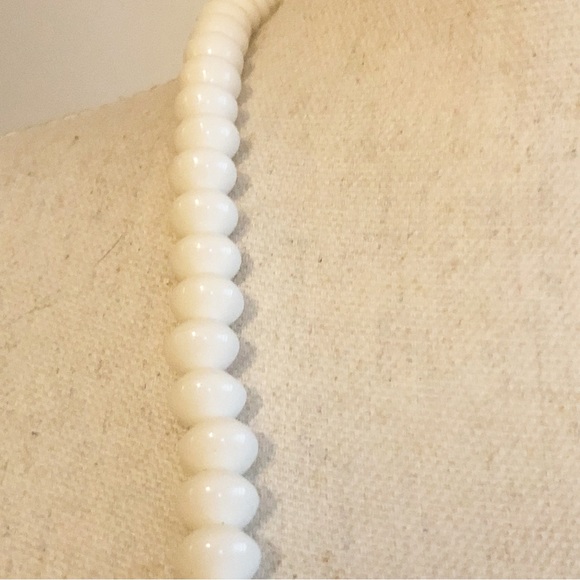 Vintage CROWN TRIFARI White Saucer Beaded Necklace, Mod Basic Long Designer Luci - Picture 5 of 14